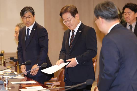 이재명 대통령이 9일 오전 서울 용산 대통령실에서 열린 2차 비상경제점검태스크포스(TF) 회의에서 입장하고 있다. 대통령실사진기자단