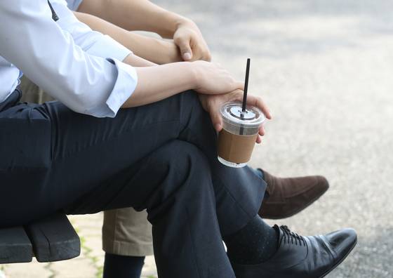 서울 시내의 한 공원에서 직장인들이 커피를 마시는 모습. 연합뉴스