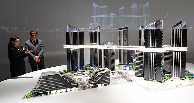 9일 서울 용산정비창 전면 제1구역 재개발 홍보관에 전시된 HDC현산 ‘더 라인 330’ 모형. 장진영 기자/ 20250609