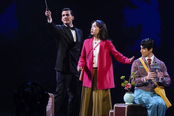 제 78회 토니상 시상식에서 6개 부문 시상하며 최대 수상작이 된 뮤지컬 '어쩌면 해피엔딩'의 배우들이 시상식에서 기념 공연을 하고 있다. AP=연합뉴스