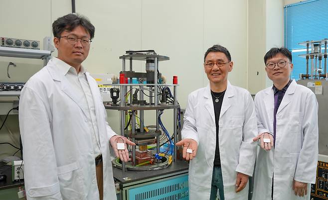 KERI 박수동 박사(가운데) 연구팀이 '열전발전 기준 소자 3종'을 들고 포즈를 취하고 있다.