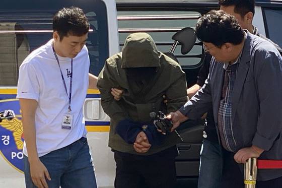 생활고를 비관해 처자식을 살해한 혐의로 체포된 지모(49) 씨가 지난 4일 오전 광주지방법원에서 열린 구속 전 피의자 심문(영장실질심사)에 출석하고 있다. 연합뉴스