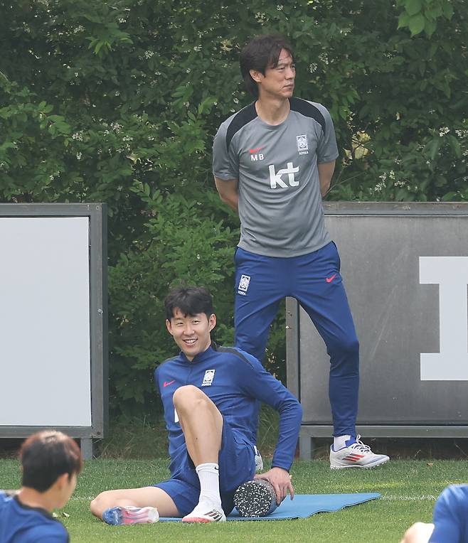 홍명보(가운데) 감독과 손흥민(오른쪽) 등이 8일 파주NFC에서 훈련했다. [뉴스1]