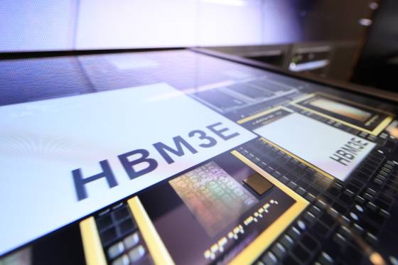 CES에서 선보이는 HBM3E 16단   (라스베이거스=연합뉴스) 신현우 기자 = 지난 1월 6일 세계 최대 가전·정보기술(IT) 전시회 CES 2025에서 공개된 SK하이닉스의 HBM3E 16단 제품 실물.   연합뉴스