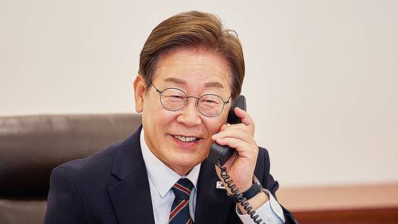 이재명 대통령이 9일 서울 용산구 대통령실 청사 집무실에서 이시바 시게루 일본 총리와 전화 통화를 하고 있다. 사진 대통령실