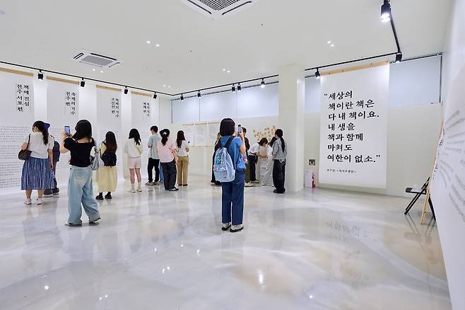 전주책쾌 기획 의도가 담긴 기획 전시 '책의 기수 책쾌가 온다'. 사진 전주시