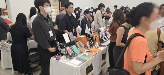 지난 8일 '제3회 독립출판 북페어 전주책쾌'가 열린 전주 남부시장 내 문화공판장 작당에서 셀러(판매자)로 참여한 '소현문' 백필균(왼쪽) 큐레이터와 'nap' 전승혁(오른쪽) 작가가 나란히 서서 책을 홍보하고 있다. 김준희 기자