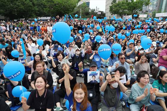 6·3 대선 하루 전인 2일 오후 경기 성남시 야탑역 광장에서 열린 이재명 당시 더불어민주당 대선후보의 선거 유세에 모인 지지자들이 환호를 보내고 있다. 이 대통령은 2010~2018년 성남시장을 지냈다. 이 대통령은 3일 49.42%의 득표율로 당선됐으며, 1728만7513표는 역대 최다 득표다. 김성룡 기자
