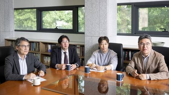 5일 서울 사직동 동아시아연구원에서 대담 중인 손열 동아시아연구원장, 임성학 서울시립대 교수, 신정섭 숭실대 교수, 이재묵 한국외대 교수(왼쪽부터). 최영재 기자