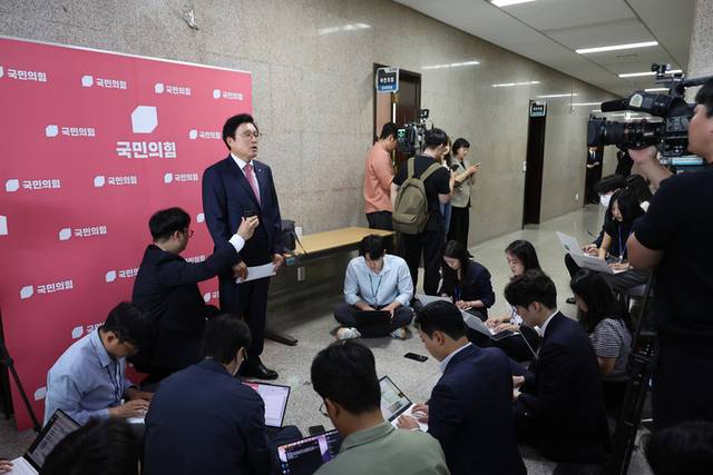 ▲ 국민의힘 박형수 원내수석부대표가 9일 서울 여의도 국회에서 원내대표 선출 관련 선관위 첫 회의 결과 브리핑을 하고 있다. 연합뉴스