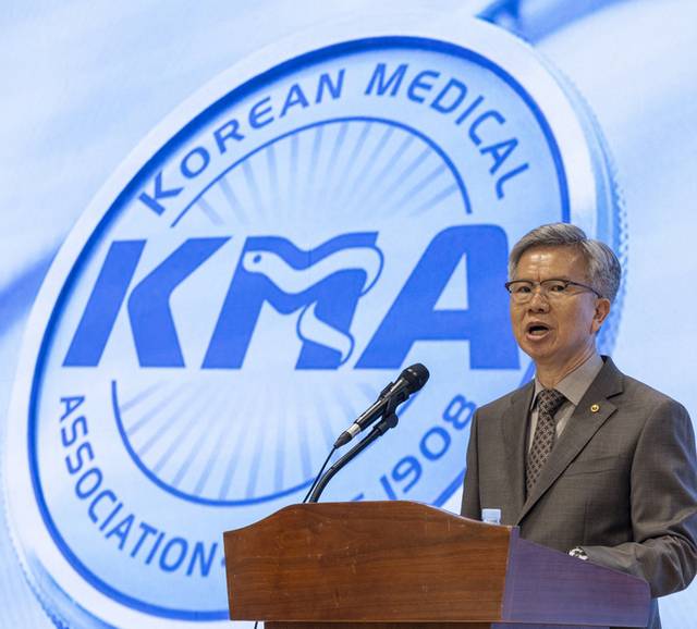 ▲ 김택우 대한의사협회장이 지난 4일 서울 용산구 대한의사협회에서 열린 ‘새 대통령에게 바랍니다’ 기자회견에 참석해 의사 협회의 입장을 발표하고 있다. 연합뉴스