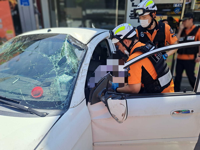 ▲ 9일 오후 2시 4분쯤 춘천시 후평동 인근에서 승용차와 SUV가 부딪혀 2명이 가벼운 부상을 입고 병원으로 이송됐다. 강원소방본부 제공