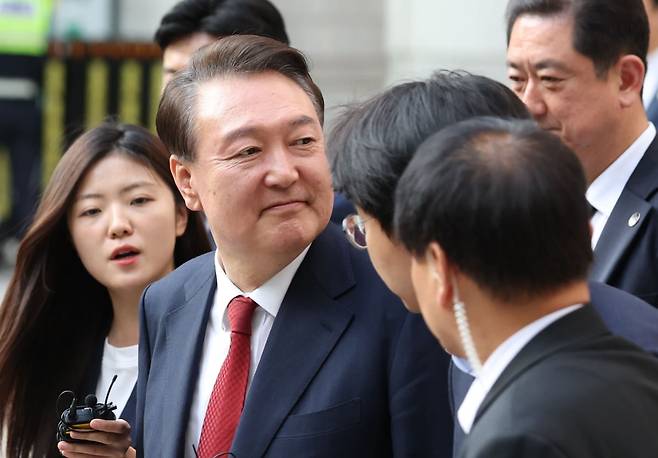 윤석열 전 대통령이 지난 5월 26일 오후 서울 서초구 중앙지방법원에서 열린 내란 우두머리 혐의, 직권남용 권리행사방해 혐의 사건 5차 공판을 마친 후 법원을 나서며 지지자들을 보고 있다. /사진=뉴스1