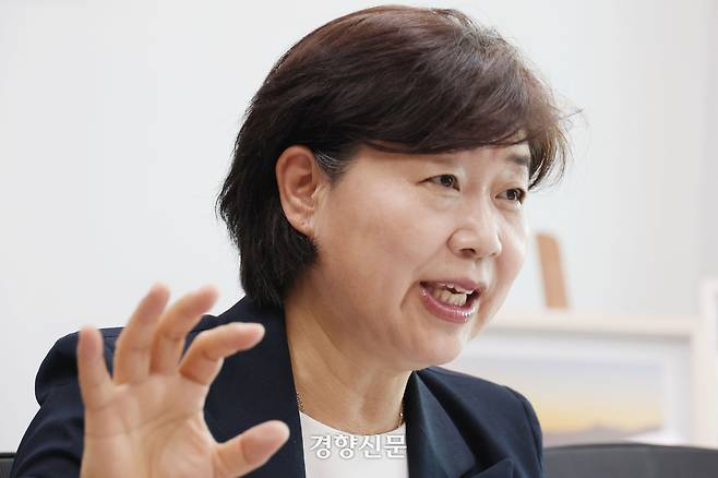 더불어민주당 원내대표 선거에 출마한 서영교 의원이 8일 국회 의원회관에서 경향신문과 인터뷰하고 있다. 한수빈 기자