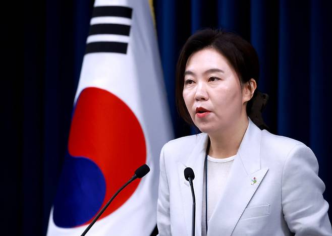 강유정 청와대 대변인이 9일 서울 용산 대통령실 청사에서 대통령경호처 인사 관련 현안 브리핑을 하고 있다.  연합뉴스