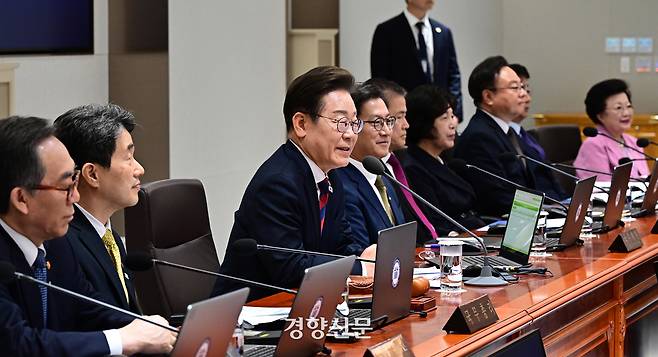 이재명 대통령이 5일 서울 용산 대통령실청사에서 취임 후 열린 첫 국무회의를 주재하고 있다. 김창길 기자