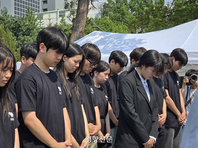 9일 열린 이한열열사38주기추모식에서 추모기획단 학생들이 묵념하고 있다. 우혜림 기자
