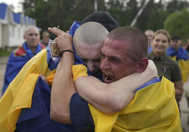 9일(현지시간) 우크라이나 전쟁 포로들이 러시아와의 포로 교환 끝에 풀려난 후 서로 포옹하고 있다. EPA연합뉴스