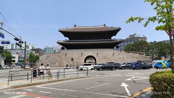 포코 M7 프로 5G로 흥인지문을 1.0배 줌으로 촬영. 서울 종로6가 쪽 길건너편. 정옥재 기자