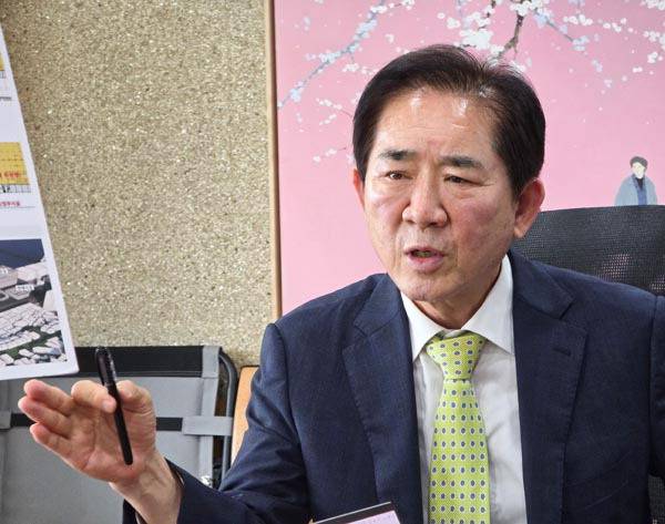 부산공동어시장 정연송 대표가 9일 부산 ‘시어(市魚)’인 ‘고등어 날’ 제정 필요성을 설명하고 있다.   공동어시장 제공