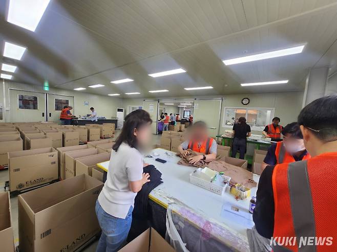 천안 물류센터로 인사발령을 받은 직원들이 근무하고 있다. 이랜드노동조합 제공