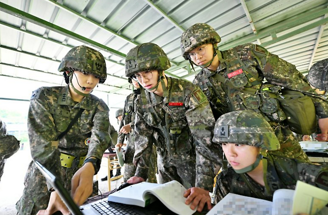 육군포병학교 신임장교들이 사격지휘절차를 훈련하는 모습. 육군 제공