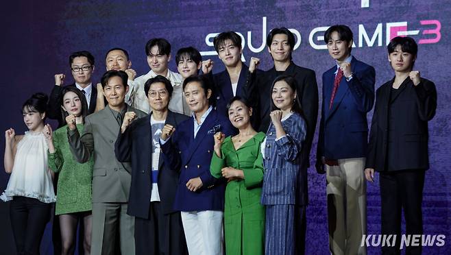 배우 노재원(뒷줄 왼쪽부터 시계방향)과 양동근, 이진욱, 임시완, 강하늘, 위하준, 박성훈, 이다윗, 채국희, 강애심, 이병헌, 황동혁 감독, 이정재, 박규영, 조유리가 9일 서울 한강로3가 서울드래곤시티에서 열린 넷플릭스 시리즈 '오징어게임 3' 제작발표회에서 자세를 취하고 있다. 유희태 기자