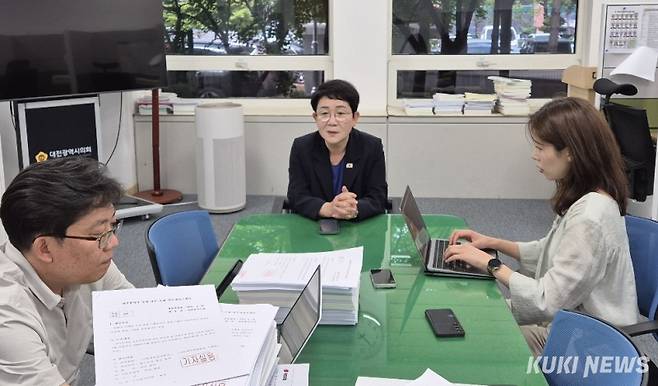 박정현 더불어민주당 대전시당위원장이 9일 오전 대전시의회 기자실에 들러 대통령선거와 관련해 소감 등을 밝히고 있다. 사진=이익훈 기자