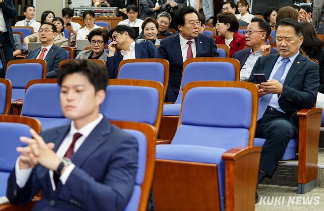 김용태 국민의힘 비상대책위원장이 9일 서울 여의도 국회에서 열린 의원총회에 참석해 있다.