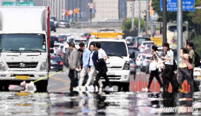 '폭염에 아지랑이 피어오르는 여의도'내륙을 중심으로 낮 최고기온이 30도 이상으로 오르는 등 무더운 날씨가 이어지면서 9일 서울 영등포구 여의도 여의대로 일대에 아지랑이가 피어오르고 있다.&nbsp;