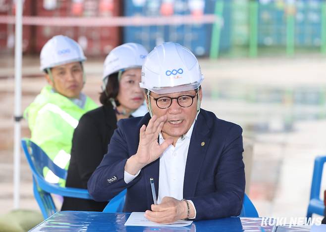 김홍규 강릉시장이 옥계항 개발현장에서 현장간부회의를 진행하고 있다. (사진=강릉시)