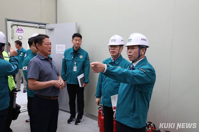 박정주 충남도 행정부지사 등 점검반이 9일 ‘2025 집중안전점검’ 완료 시설 중 서천임시특화시장에 대한 확인 점검을 하고 있다.