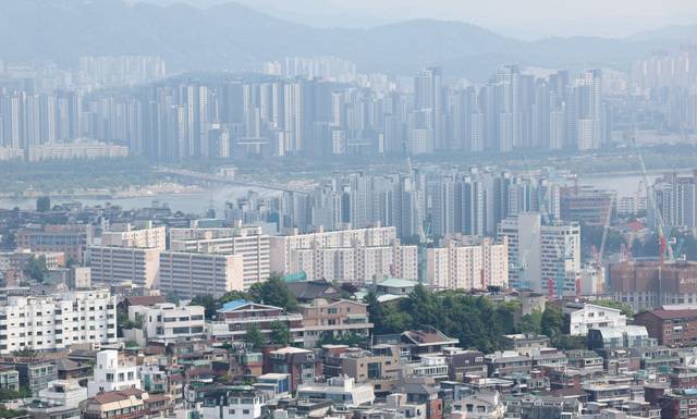 서울 남산에서 바라본 시내 주택단지. 뉴시스