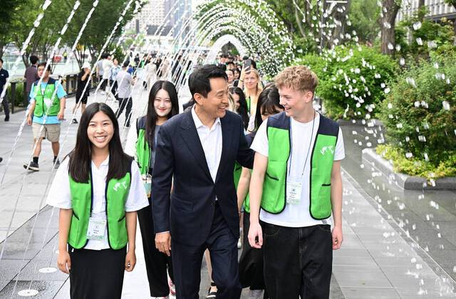 오세훈 서울시장이 8일 ‘유엔 참전국 후손 교류캠프’ 참가자들과 광화문광장에서 대화를 나누고 있다. 서울시 제공