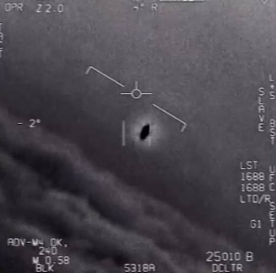 미국 국방부가 2020년 4월 공개한 UFO(미확인비행물체)의 비행 모습. 해군 전투기 조종사가 훈련 중 촬영한 장면이다. 뉴시스