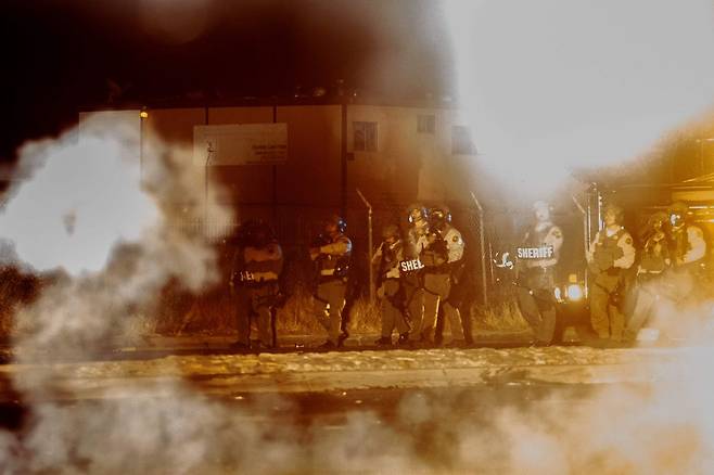 미국 캘리포니아주 패러마운트에서 7일(현지시간) 벌어진 이민 단속 반대 시위 도중 섬광탄이 폭발하고 있다. 연합뉴스