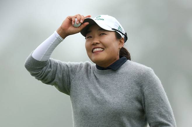 9일(한국시간) 미국 뉴저지주 갤러웨이의 시뷰 베이 코스에서 막을 내린 숍라이트 LPGA 클래식에서 준우승을 차지한 이일희가 18번 홀을 걸어 나오면서 활짝 웃고 있다. AFP연합뉴스