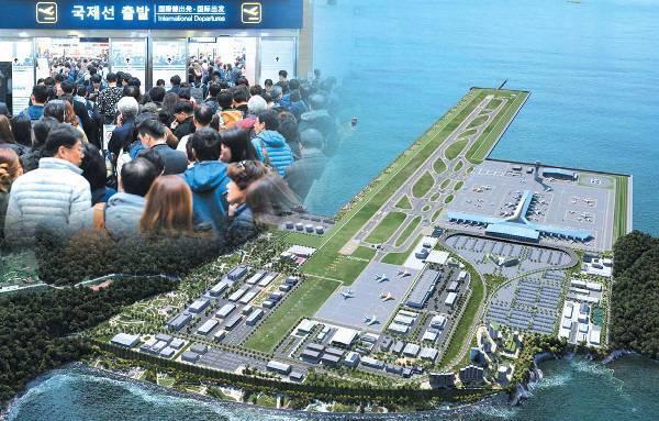 이용객이 몰려 혼잡한 김해공항 국제선 터미널 모습. 김해공항의 탑승교 1기당 연간 승객수는 132만명으로, 인천공항의 56만명과 비교하면 두 배 이상 혼잡하다. 큰 사진은 가덕도신공항 조감도. 부산시 제공