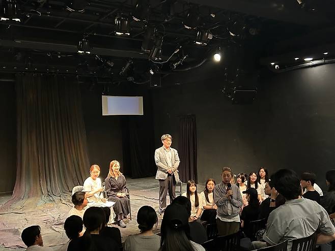 일본 니혼대 연극학과가 선보인 <엘렉트라> 관객들과의 대화.   대경대 제공