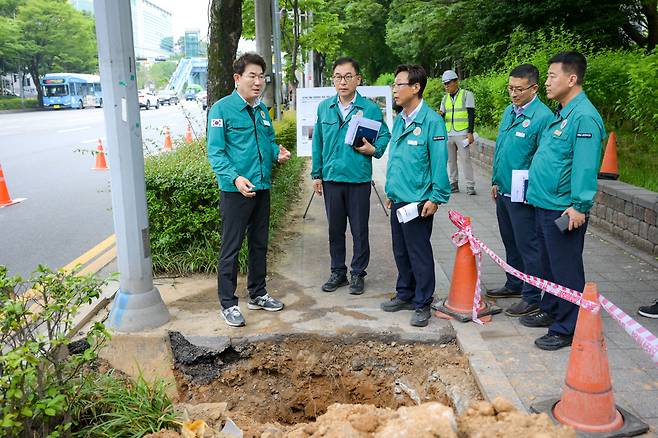 노관규 순천시장을 비롯한 시 관계자들이 지봉로에서 도로 빗물받이와 우수관로에 대한 점검을 하고 있다. 순천시 제공