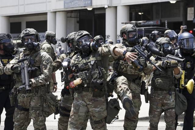 LA 시내에 도착해 시위 진압을 준비하는 주방위군. EPA연합뉴스