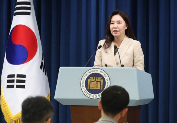 강유정 대통령실 대변인이 8일 서울 용산 대통령실에서 기자회견실 정비 관련 설명을 하고 있다. 연합뉴스