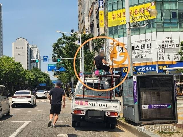 지난 3일 오전 11시2분께, 부천시청 앞 중앙공원 일대 도로변에서는 한 작업 차량이 현수막 교체를 위해 멈춰 서 있었다. 짐칸에 안전장치 없이 작업자가 그대로 타고 있다. 김종구기자