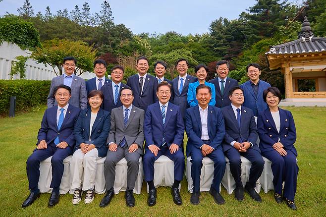 이재명 대통령이 7일 오후 서울 한남동 관저에서 더불어민주당 지도부 의원들과 만찬을 갖기 전 기념사진을 촬영하고 있다. 앞줄 왼쪽부터 조정식·서영교·박홍근 의원, 이 대통령. 정청래 의원, 박찬대 당 대표 권한대행 겸 원내대표2025.6.7. [사진 대통령실 제공]