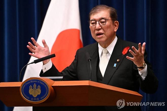 지난해 이시바 시게루 신임 일본 총리가 총리관저에서 열린 취임 기자회견에서 발언하고 있다. 로이터연합