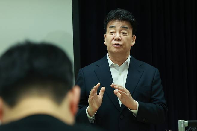 백종원 더본코리아 대표가 지난 3월 28일 서울 서초구 스페이스쉐어 강남역센터에서 열린 정기 주주총회에서 발언을 하고 있다. [사진 = 뉴스1]