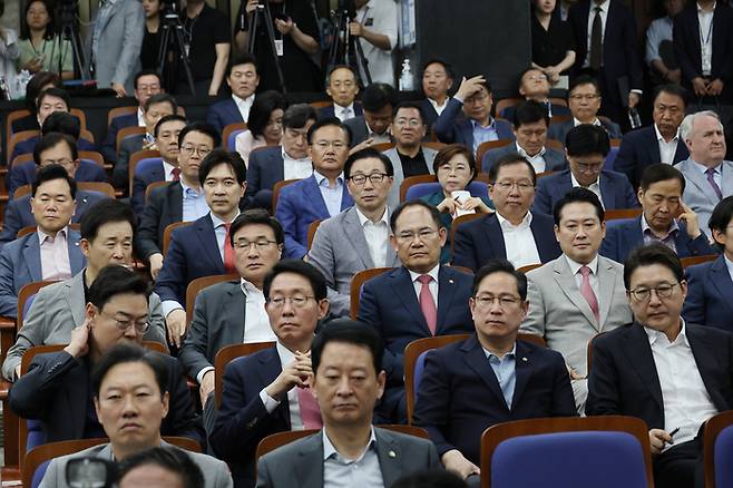 9일 서울 여의도 국회에서 열린 국민의힘 의원총회에서 의원들이 원내대표직 사퇴를 선언한 권성동 국민의힘 원내대표의 발언을 듣고 있다. [사진 출처 = 연합뉴스]