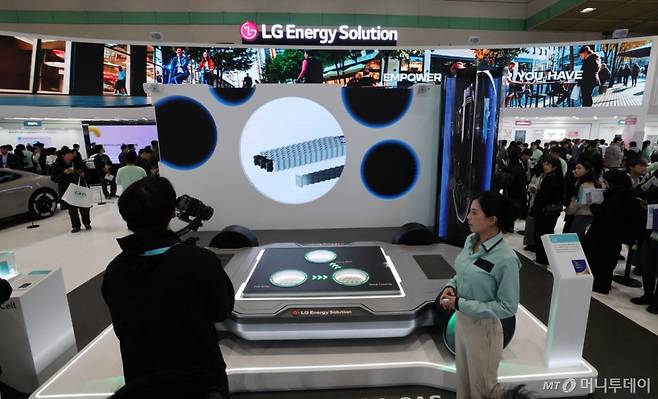 (서울=뉴스1) 박세연 기자 = 5일 서울 강남구 코엑스에서 개막한 ‘인터배터리 2025’ LG에너지솔루션 부스가 관람객으로 붐비고 있다.   올해로 13회를 맞이하는 역대 최대규모의 배터리 전문 전시회인 이번 전시에는 688개사 2330부스 규모로 이날부터 7일까지 3일동안 개최된다. 2025.3.5/뉴스1  Copyright (C) 뉴스1. All rights reserved. 무단 전재 및 재배포,  AI학습 이용 금지. /사진=(서울=뉴스1) 박세연 기자