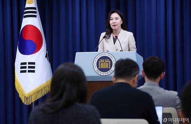 (서울=뉴스1) 박지혜 기자 = 강유정 대통령실 대변인이 8일 서울 용산구 대통령실 청사에서 브리핑룸 개선 관련 브리핑을 하고 있다. 강 대변인은 이날 "기존 브리핑룸 체제를 유지하되 카메라 4대를 추가 도입할 예정"이라며 "일방적인 소통에서 벗어나 기자들의 질의하는 모습이 담긴 쌍방향 소통의 모습을 전달할 것"이라고 밝혔다. 2025.6.8/뉴스1 Copyright (C) 뉴스1. All rights reserved. 무단 전재 및 재배포, AI학습 이용 금지. /사진=(서울=뉴스1) 박지혜 기자