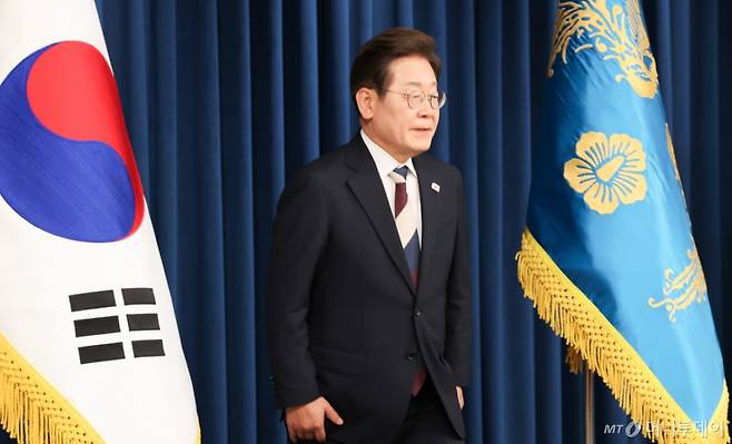 (서울=뉴스1) 허경 기자 = 이재명 대통령이 4일 서울 용산구 대통령실 청사 브리핑룸에서 국무총리와 국정원장, 대통령 비서실장 등 인선발표를 하기 위해 입장하고 있다.   국무총리 후보자로는 김민석 국회의원, 국정원장 후보자로는 이종석 전 통일부장관이 지명됐다. 대통령 비서실장으로는 강훈식 국회의원, 안보실장에는 위성락 국회의원이 임명됐고, 경호처장은 황인권 전 육군 대장, 대변인은 강유정 국회의원이 임명됐다. 2025.6.4/뉴스1  Copyright (C) 뉴스1. All rights reserved. 무단 전재 및 재배포,  AI학습 이용 금지. /사진=(서울=뉴스1) 허경 기자